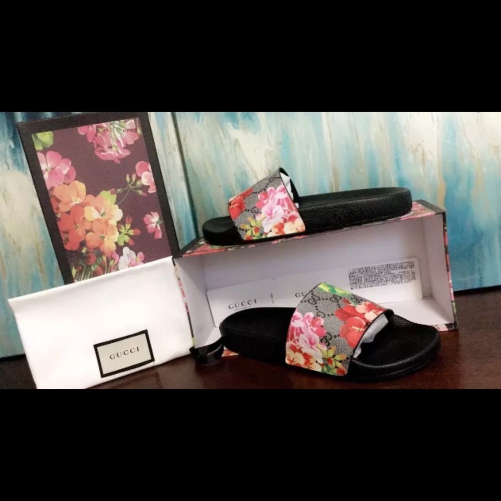 Women Gucci slides